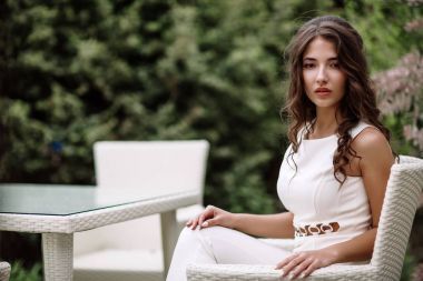 Güzel esmer yaz terası, açık kafe, kafeterya, sokak Cafe kahve içme