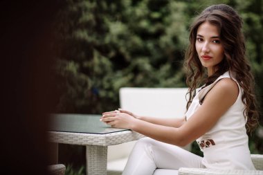 Güzel esmer yaz terası, açık kafe, kafeterya, sokak Cafe kahve içme