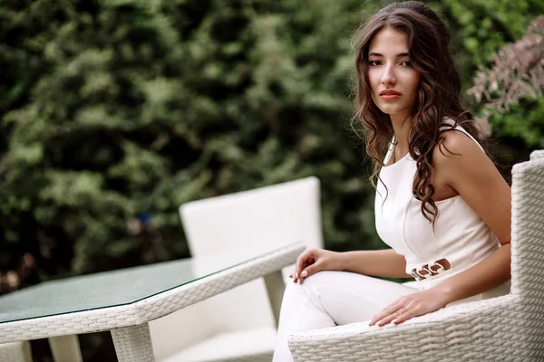 Hermosa morena bebiendo café en la terraza de verano, cafetería al aire libre, cafetería, cafetería de la calle —  Fotos de Stock