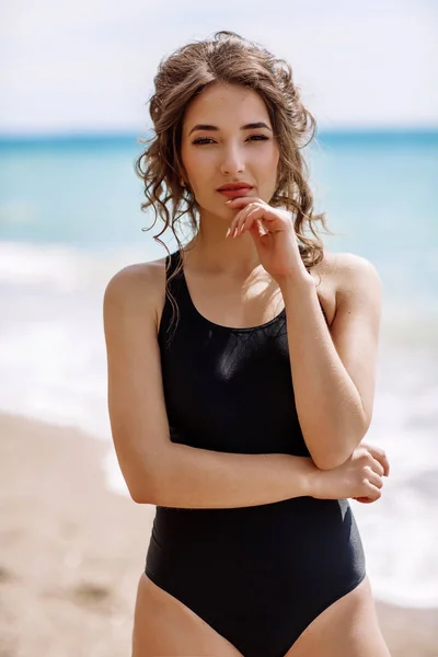 高级时装 look.glamor 美丽性感时尚黑发年轻女模特与明亮的化妆，用完美的日光浴皮肤干净的黑色泳装时尚风格在海滩上 — 图库照片