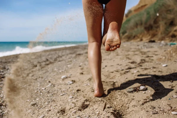 Alta moda look.glamor hermosa sexy elegante modelo femenino joven morena con maquillaje brillante, con perfecto tomar el sol limpia la piel en un traje de baño negro en la playa en el estilo de moda —  Fotos de Stock