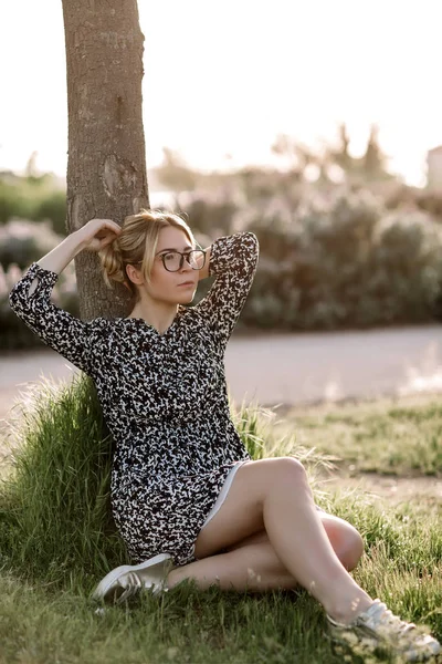 Retrato de una joven, rubia, gafas, al aire libre en el parque — Foto de Stock