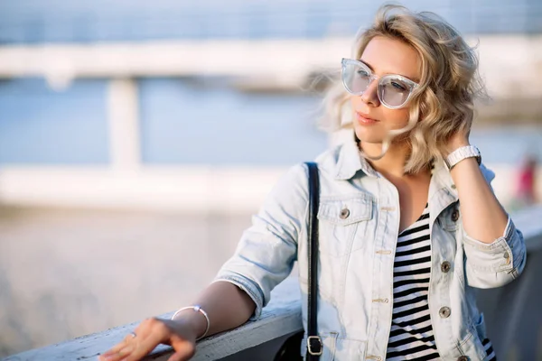 Portrait d'une jeune femme, blonde, lunettes, en plein air dans le parc — Photo