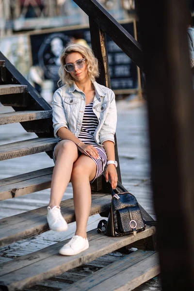 Portrait d'une jeune femme, blonde, lunettes, en plein air dans le parc — Photo