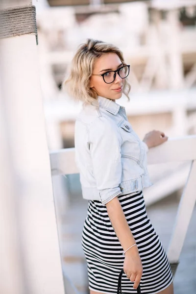 Retrato de una joven, rubia, gafas, al aire libre en el parque — Foto de Stock