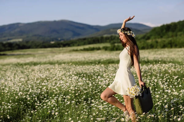 Mulher bonita desfrutando de campo de margarida, fêmea agradável deitado no prado de flores, menina bonita relaxante ao ar livre, se divertindo, segurando planta, jovem senhora feliz e natureza verde primavera, conceito de harmonia — Fotografia de Stock