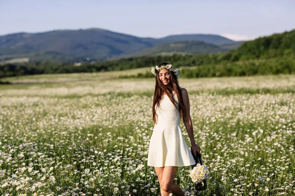 Mulher bonita desfrutando de campo de margarida, fêmea agradável deitado no prado de flores, menina bonita relaxante ao ar livre, se divertindo, segurando planta, jovem senhora feliz e natureza verde primavera, conceito de harmonia — Fotografia de Stock