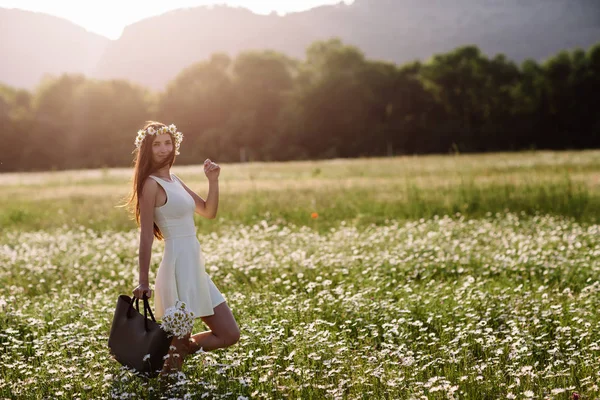 Belle femme appréciant le champ de marguerite, belle femelle couchée dans la prairie de fleurs, jolie fille se relaxant en plein air, s'amusant, tenant la plante, jeune dame heureuse et printemps nature verte, concept d'harmonie — Photo