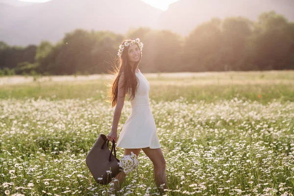 Vacker kvinna njuter av tusensköna fält, trevlig kvinna liggande på äng av blommor, vacker flicka avkopplande utomhus, ha kul, hålla växt, glad ung dam och våren grön natur, harmoni koncept — Stockfoto