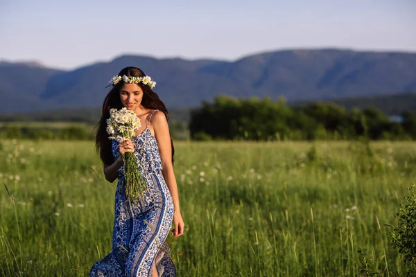 Mulher bonita desfrutando de campo de margarida, fêmea agradável deitado no prado de flores, menina bonita relaxante ao ar livre, se divertindo, segurando planta, jovem senhora feliz e natureza verde primavera, conceito de harmonia — Fotografia de Stock