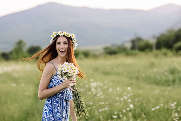 Vacker kvinna njuter av tusensköna fält, trevlig kvinna liggande på äng av blommor, vacker flicka avkopplande utomhus, ha kul, hålla växt, glad ung dam och våren grön natur, harmoni koncept — Stockfoto