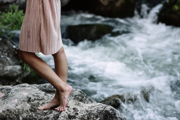 Hermosa morena sentada en una roca en medio del río, agua, cascada. Hermosa naturaleza, luz natural, suave, relleno —  Fotos de Stock
