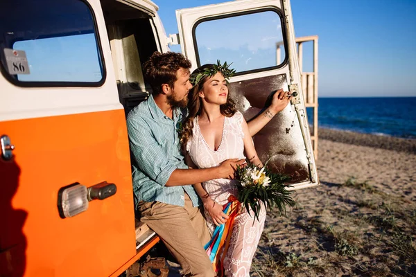 Happy surfers couple standing with surfboards on the sandy beach — Stock Photo, Image