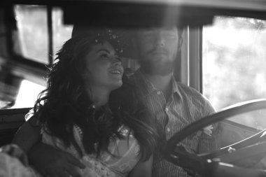 Kumlu sahilde sörf tahtaları ile mutlu sörfçü çift ayakta