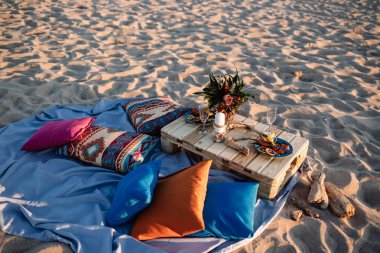 Romantik akşam yemeği, mumlar ocean Plajı'nda. Balayı, teklif veya düğün arka plan kavramı