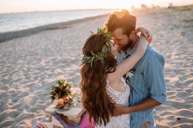 Kumlu sahilde sörf tahtaları ile mutlu sörfçü çift ayakta