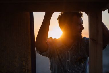 Kumlu sahilde sörf tahtaları ile mutlu sörfçü çift ayakta