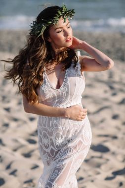 Güzel kız sahilde güzel bir elbise. Güneşli bir gün, beyaz kum, boho