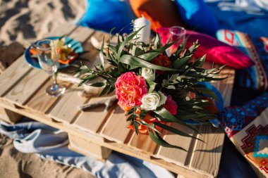 Romantik akşam yemeği, mumlar ocean Plajı'nda. Balayı, teklif veya düğün arka plan kavramı