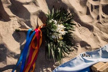 Güzel, narin düğün süslemeleri ile sahilde taze çiçekler ve mumlar