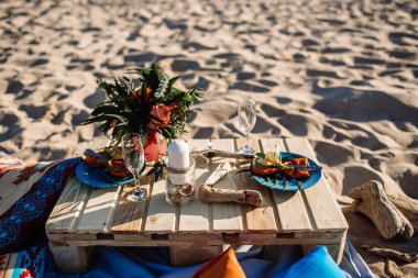 Romantik akşam yemeği, mumlar ocean Plajı'nda. Balayı, teklif veya düğün arka plan kavramı