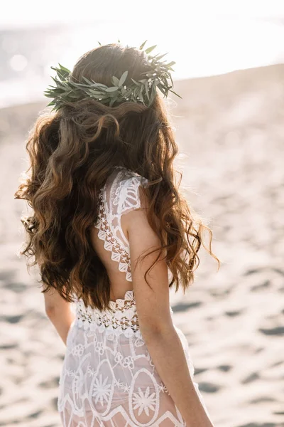 Bella ragazza sulla spiaggia con un bel vestito. Giorno soleggiato, sabbia bianca, boho — Foto Stock