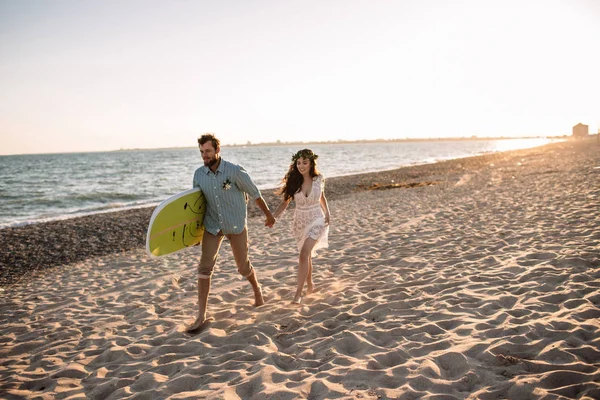 Glückliche Surfer stehen mit Surfbrettern am Sandstrand — Stockfoto