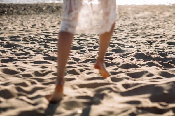 Hermosa chica en la playa en un hermoso vestido. Día soleado, arena blanca, boho —  Fotos de Stock