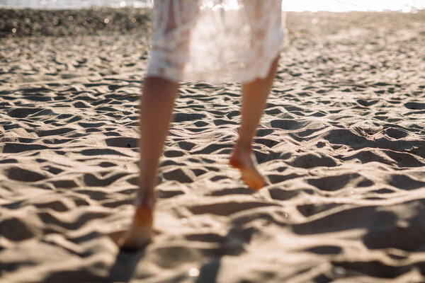 Красивая девушка на пляже в красивом платье. Солнечный день, белый песок, бохо
