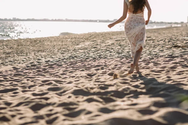 Hermosa chica en la playa en un hermoso vestido. Día soleado, arena blanca, boho —  Fotos de Stock