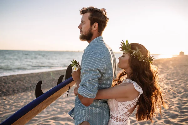 Happy surfers couple standing with surfboards on the sandy beach — Stock Photo, Image