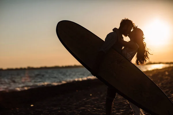 Happy surfaři pár stojící s Surf na písečné pláži — Stock fotografie