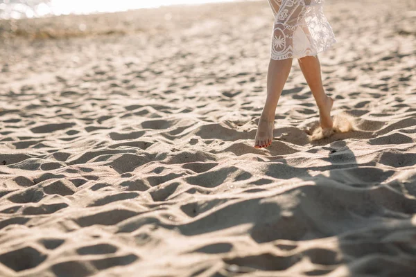 Hermosa chica en la playa en un hermoso vestido. Día soleado, arena blanca, boho —  Fotos de Stock