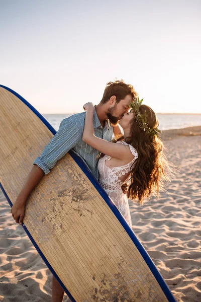 Kumlu sahilde sörf tahtaları ile mutlu sörfçü çift ayakta — Stok fotoğraf