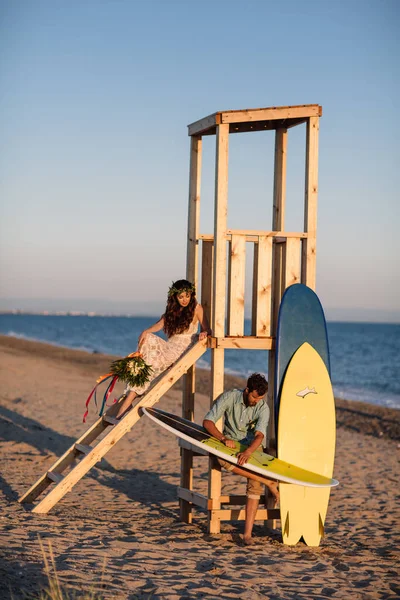 Surfers ευτυχισμένο ζευγάρι στέκεται με ιστιοσανίδες στην αμμώδη παραλία — Φωτογραφία Αρχείου