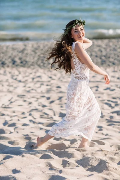 Gyönyörű lány a strandon, egy gyönyörű ruhát. Napos, fehér homok, boho — Stock Fotó