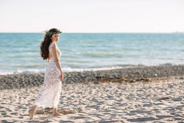 Gyönyörű lány a strandon, egy gyönyörű ruhát. Napos, fehér homok, boho — Stock Fotó