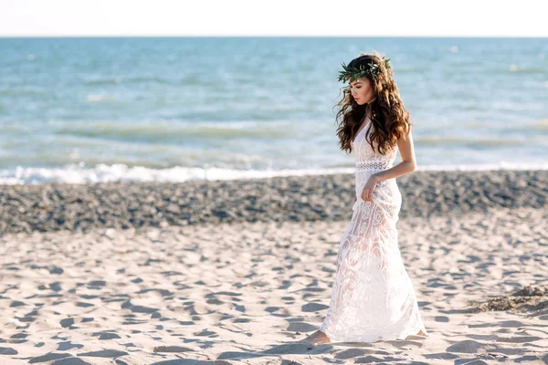 Krásná dívka na pláži v krásných šatech. Slunečný den, bílý písek, boho — Stock fotografie