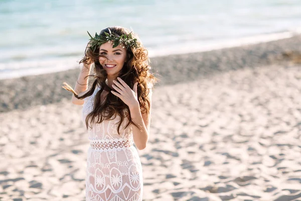 Menina bonita na praia em um vestido bonito. Dia ensolarado, areia branca, boho — Fotografia de Stock