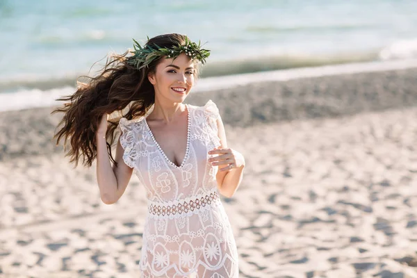 Piękne dziewczyny na plaży w piękną sukienkę. Słoneczny dzień, biały piasek, boho — Zdjęcie stockowe