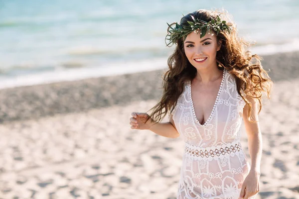 Menina bonita na praia em um vestido bonito. Dia ensolarado, areia branca, boho — Fotografia de Stock