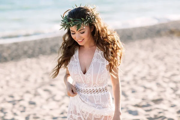 Красива дівчина на пляжі в красивій сукні. Сонячний день, білий пісок, бохо — стокове фото