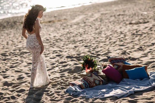 Bella ragazza sulla spiaggia con un bel vestito. Giorno soleggiato, sabbia bianca, boho — Foto Stock