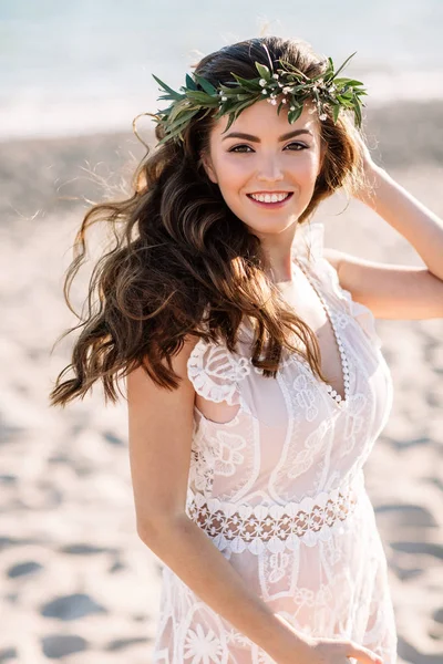 Menina bonita na praia em um vestido bonito. Dia ensolarado, areia branca, boho — Fotografia de Stock