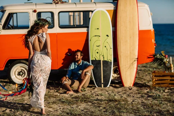 हैप्पी सर्फर्स जोड़ी रेत समुद्र तट पर सर्फबोर्ड के साथ खड़े — स्टॉक फ़ोटो, इमेज