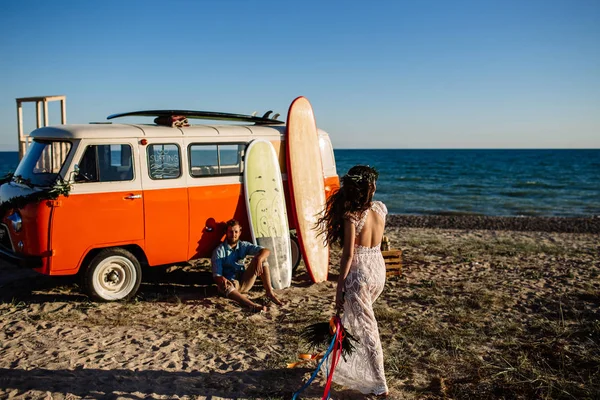Felice coppia di surfisti in piedi con tavole da surf sulla spiaggia di sabbia — Foto Stock