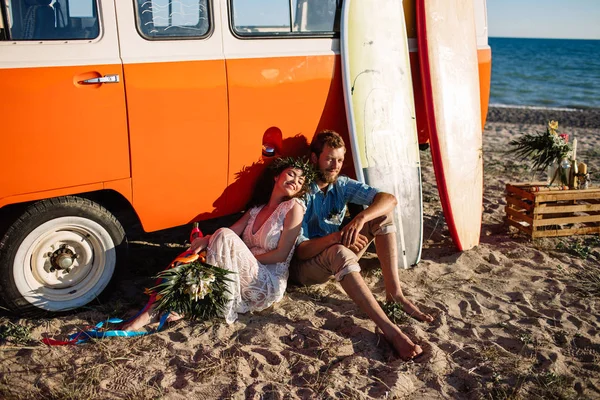 Glückliche Surfer stehen mit Surfbrettern am Sandstrand — Stockfoto