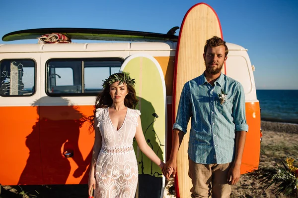 Pareja de surfistas felices de pie con tablas de surf en la playa de arena — Foto de Stock