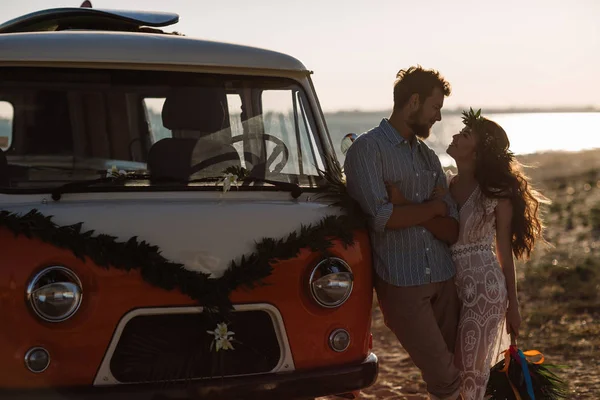 Happy surfers couple standing with surfboards on the sandy beach — Stock Photo, Image