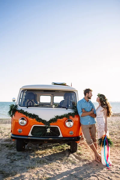 Pareja de surfistas felices de pie con tablas de surf en la playa de arena — Foto de Stock